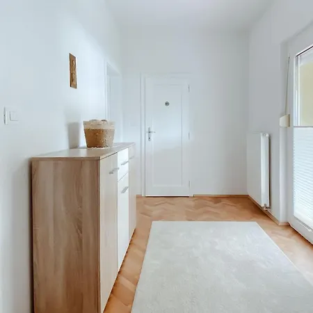 Prijetna Hisa Blizu Starega Mestnega Jedra Kranj